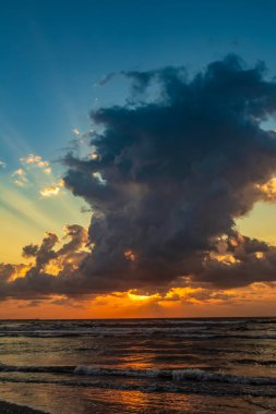 Denizin üzerinde güzel bir gün batımı
