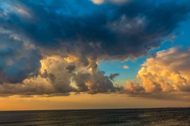 denizin üzerinde dramatik bulutlar.