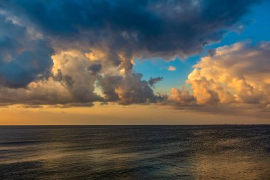 Yukarıda bir deniz günbatımı.