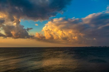 Denizde gün batımı. Güzel deniz manzarası. Gün batımı. doğa arkaplanı.