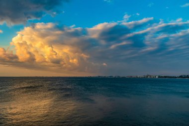 Denizin üzerinde güzel bir gün batımı.