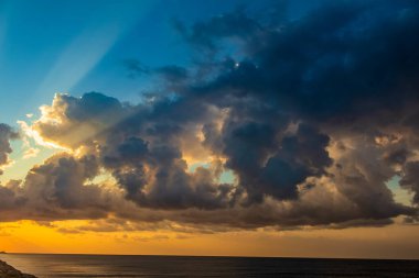 Denizde güzel bir gün batımı