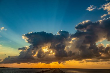 Denizde gün doğumu