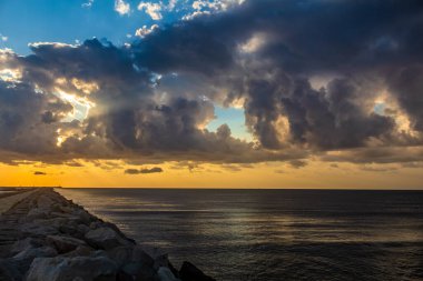 Denizin üzerinde güzel bir gün batımı.