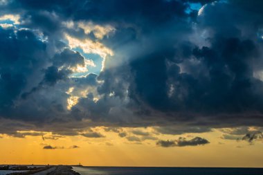 Denizin üzerinde dramatik gün batımı
