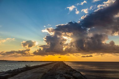 Denizde gün batımı.