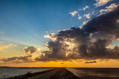 Denizin üzerinde güzel bir gün batımı