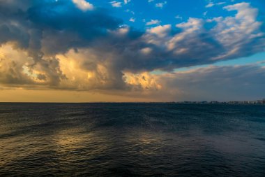 Denizin üzerinde güzel bir gün batımı