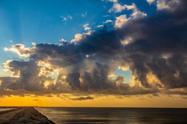 Denizin üzerinde güzel bir gün batımı