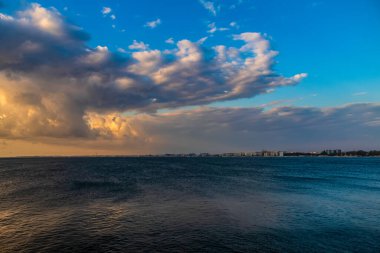 Baltık Denizi üzerinde dramatik fırtına bulutları