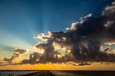 Denizin üzerinde gün batımı.