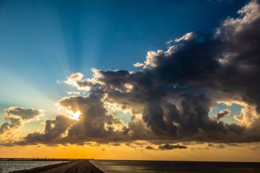 Sahilde gün batımı