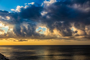 Denizin üzerinde güzel bir gün batımı