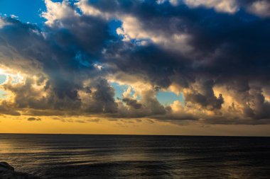 Denizin üzerinde fırtına bulutları