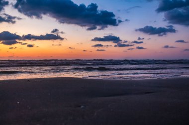 Sahilde gün batımı