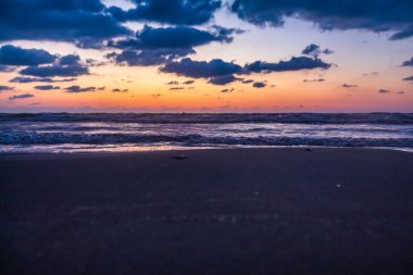 Denizin üzerinde güzel bir gün batımı.