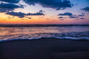 Sahilde güzel bir gün batımı