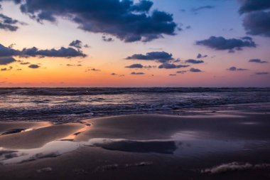 Akşam kumsalda gün batımı, İsrail