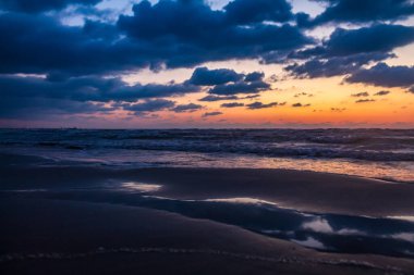 Denizin üzerinde güzel bir gün batımı