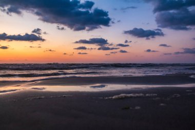 Sahilde gün batımı