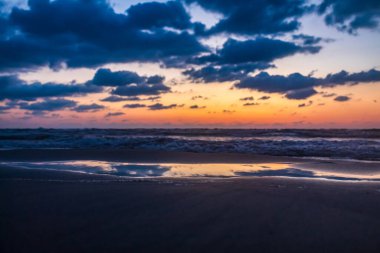 Denizin üzerinde gün batımı