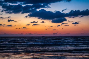 Baltık Denizi 'nde renkli dramatik gün batımı