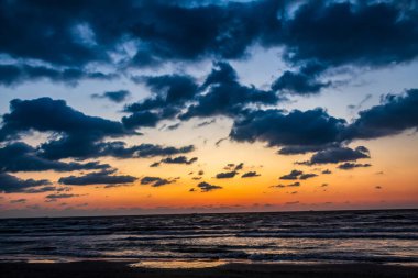 Denizin üzerinde güzel bir gün batımı