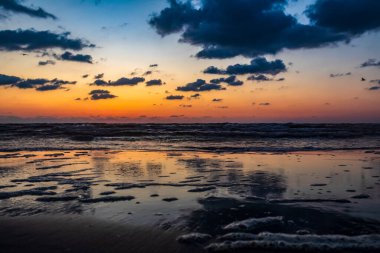 Denizin üzerinde güzel bir gün batımı