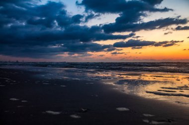 Sahilde gün batımı