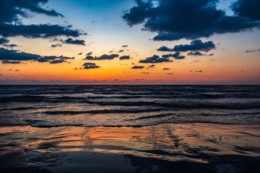 Denizde güzel bir gün batımı. doğa kompozisyon.