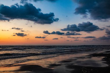 Denizin üzerinde gün batımı. Doğa, tatil