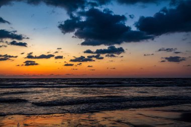 Denizin üzerinde güzel bir gün batımı