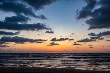 Sahilde güzel bir gün batımı