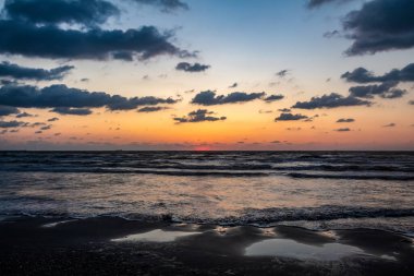 Yaz aylarında deniz günbatımı