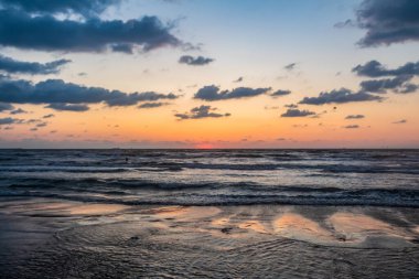 Sahilde gün doğumu