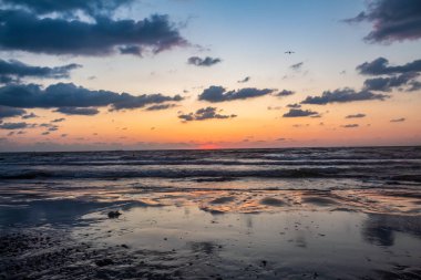 Denizin üzerinde gün batımı.