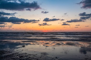 Sahilde gün doğumu