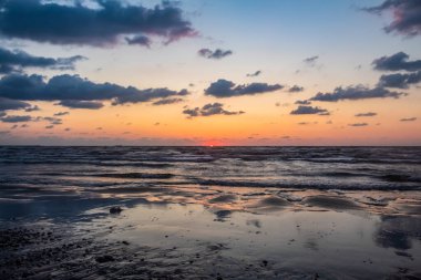 Denizin üzerinde güzel bir gün batımı.