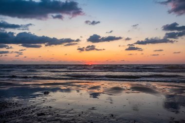 Sahilde güzel bir gün batımı
