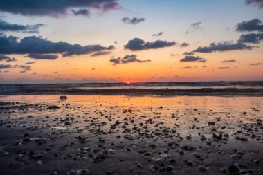 Polonya 'daki Baltık Denizi' nde güzel bir gün batımı