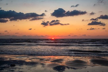 Denizin üzerinde gün batımı.