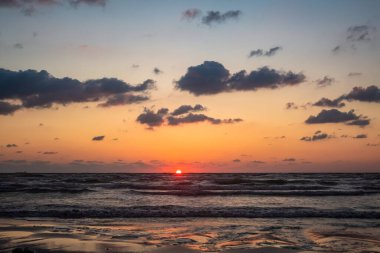 Güneşin batışı güzel bulutlarla