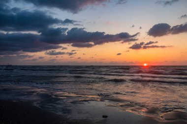 Sahilde gün doğumu