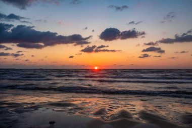 Sahilde gün doğumu