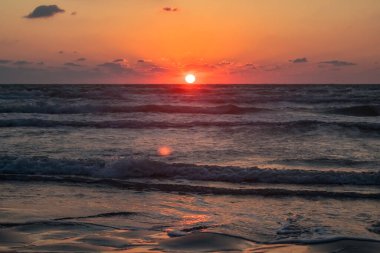 Akdeniz kıyısında güzel bir gün batımı