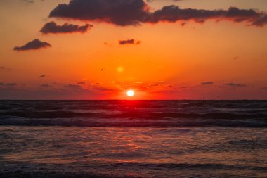 Denizin üzerinde gün batımı. Güzel gün batımı.