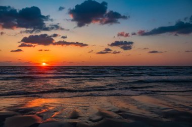 Sahilde gün batımı