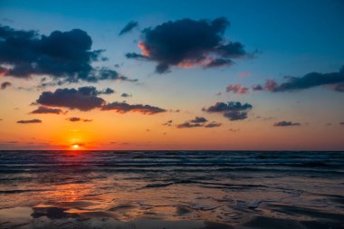 Baltık Denizi 'nde güzel bir gün doğumu.