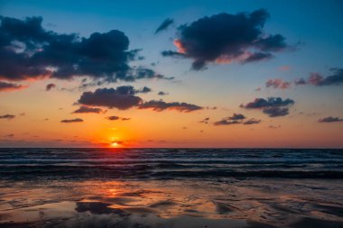 Denizde gün doğumu