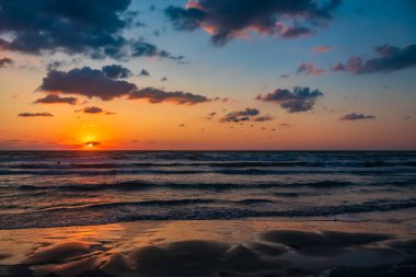 Denizin üzerinde güzel bir gün batımı.